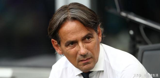 克媒：汉堡进行球衣慈善拍卖，18岁武斯科维奇球衣成标王