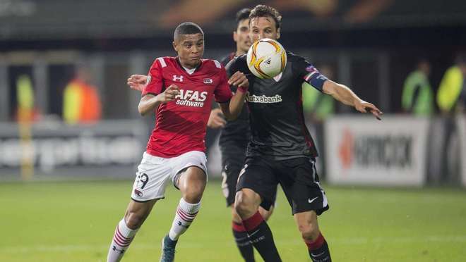 在与新西兰女足的友谊赛中，克尔受邀在一位球迷的孕肚上签名